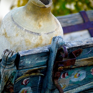 Cruche en terre cuite posée sur un banc décoré de peintures  - Turquie  - collection de photos clin d'oeil, catégorie clindoeil